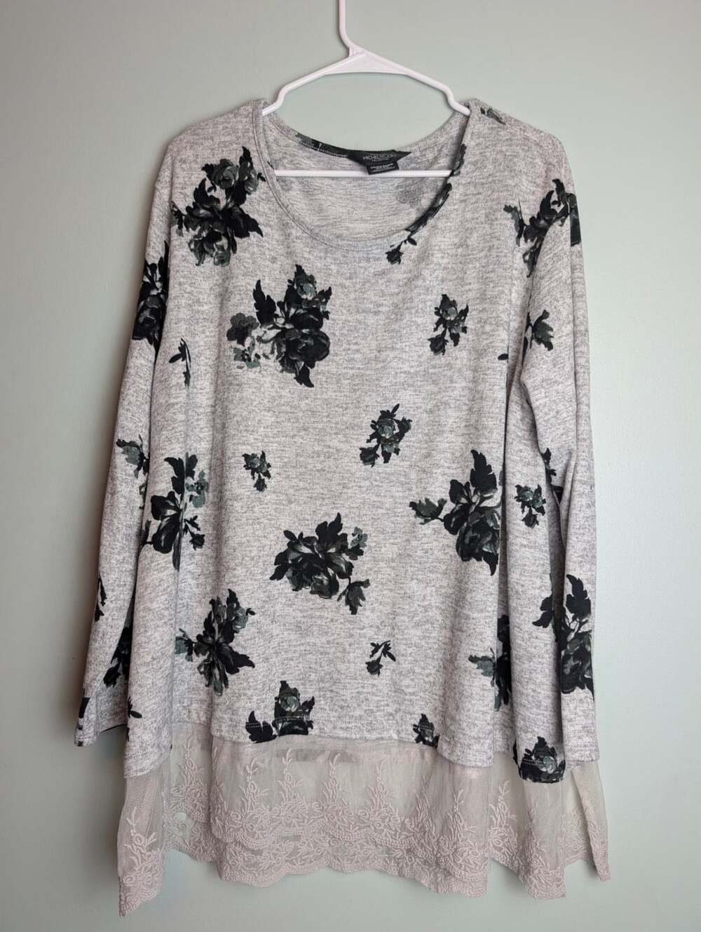 Michel Studio Collection Gray Floral Print  Tunic Top with Lace Hem Size 2X